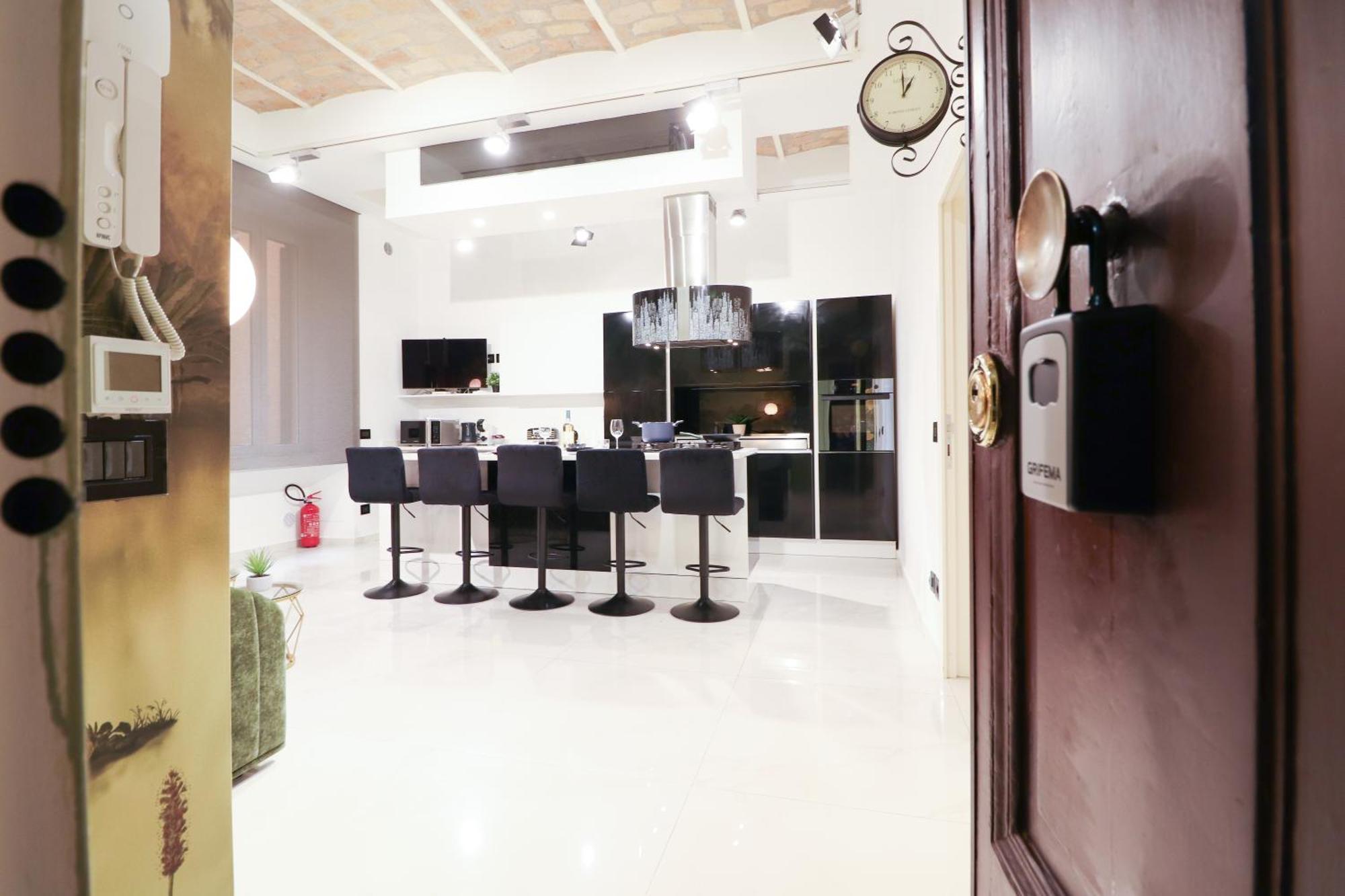 Flora- Loft Luxury - Tra Colosseo E Santa Maria Maggiore - Metro Apartment *